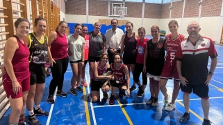 Vista de Sergio Cortés, concejal de Deportes del Ayuntamiento de Alhaurín de la Torre, a nuestro equipo senior femenino 