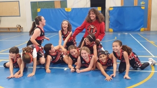 Nuestro Mini Rojo femenino gana su primer encuentro de forma contundente